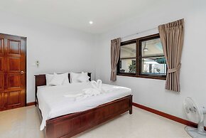 Poolside 3BR for Relaxed Stays V278