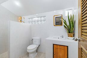 Poolside 3BR for Relaxed Stays V278