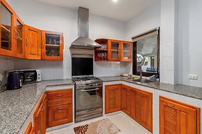 Poolside 3BR for Relaxed Stays V278
