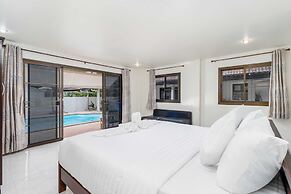 Poolside 3BR for Relaxed Stays V278
