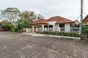 Poolside 3BR for Relaxed Stays V278