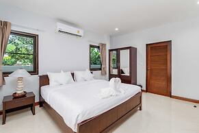 Poolside 3BR for Relaxed Stays V278