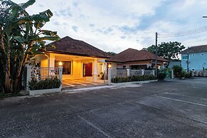 Poolside 3BR for Relaxed Stays V278