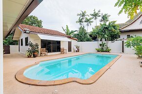 Poolside 3BR for Relaxed Stays V278