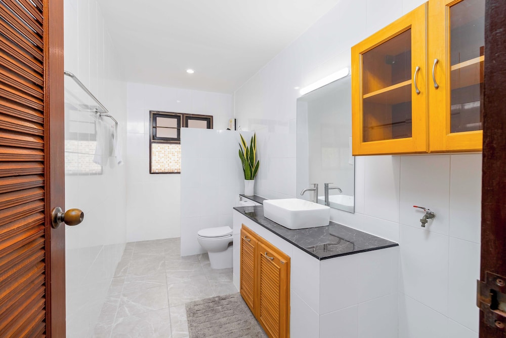 Poolside 3BR for Relaxed Stays V278
