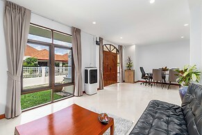 Poolside 3BR for Relaxed Stays V278