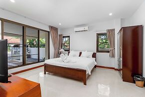 Poolside 3BR for Relaxed Stays V278
