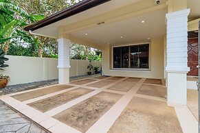 Poolside 3BR for Relaxed Stays V278