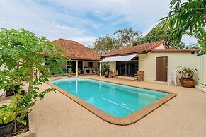 Poolside 3BR for Relaxed Stays V278