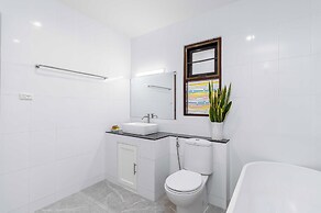 Poolside 3BR for Relaxed Stays V278