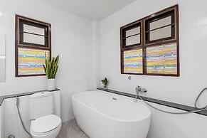 Poolside 3BR for Relaxed Stays V278