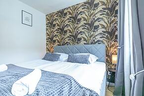 1BR 1LR 9 Min Center King Bed Metro