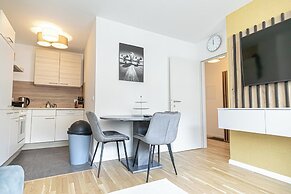 1BR 1LR 9 Min Center King Bed Metro