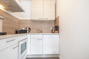 1BR 1LR 9 Min Center King Bed Metro