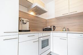 1BR 1LR 9 Min Center King Bed Metro