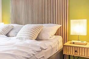 City Center Metro 1BR 1LR King Bed