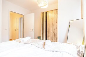City Center Metro 1BR 1LR King Bed