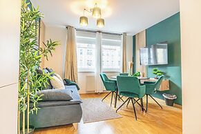 City Center Metro 1BR 1LR King Bed