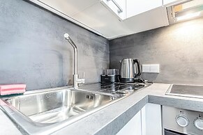 City Center Metro 1BR 1LR King Bed