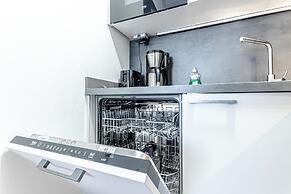 City Center Metro 1BR 1LR King Bed