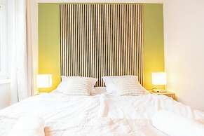 City Center Metro 1BR 1LR King Bed
