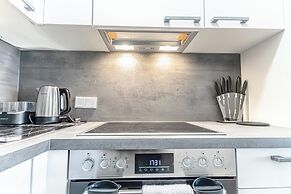 City Center Metro 1BR 1LR King Bed