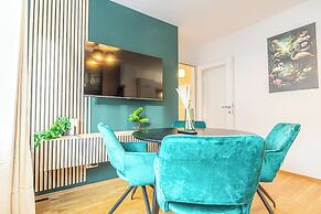 City Center Metro 1BR 1LR King Bed