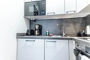City Center Metro 1BR 1LR King Bed
