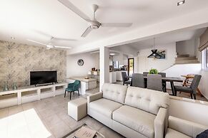 Pantaros Luxury Villas with pool
