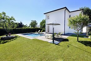 Relaxing Holiday Home With Shared Pool