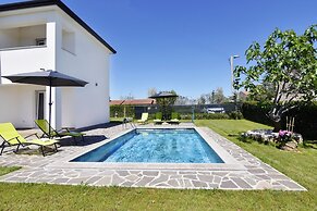Modern Holiday Home With Shared Pool