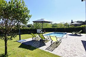 Modern Holiday Home With Shared Pool