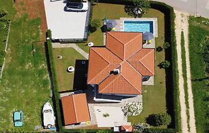 Modern Holiday Home With Shared Pool