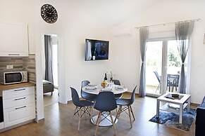 Modern Holiday Home With Shared Pool