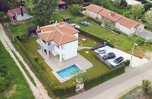 Modern Holiday Home With Shared Pool