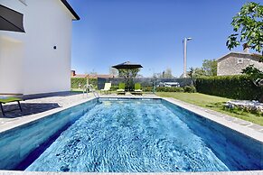 Modern Holiday Home With Shared Pool