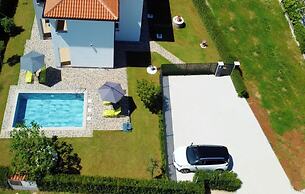 Modern Holiday Home With Shared Pool
