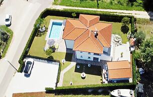 Modern Holiday Home With Shared Pool