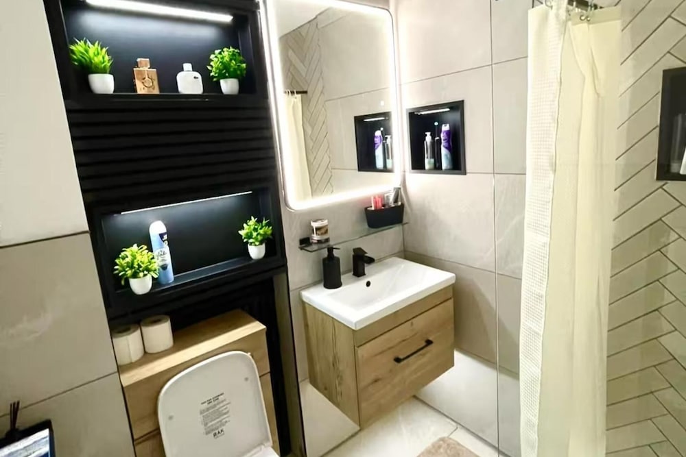 2 Bed Flat - Sleeps 4 - Parking - Wifi