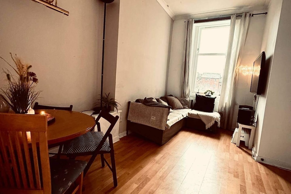 2 Bed Flat - Sleeps 4 - Parking - Wifi