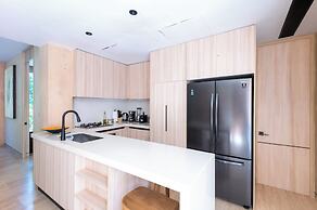 Corasol Modern Apt with Terrace