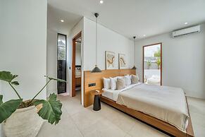 Malvarrosa Stylish 1BR Private Pool Villa Bingin