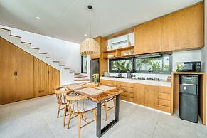 Malvarrosa Stylish 1BR Private Pool Villa Bingin