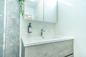 Comfortable 1BR 1LR City Center Apt
