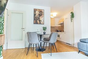Comfortable 1BR 1LR City Center Apt