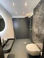 Hotel 83