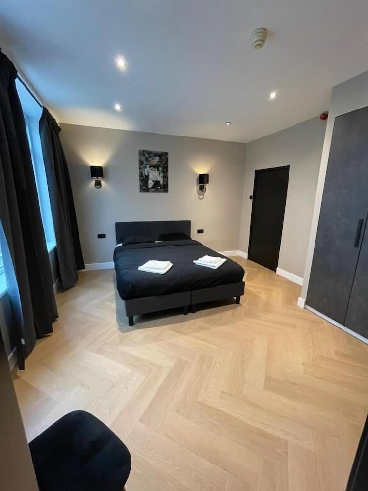 Hotel 83
