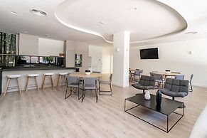 Inf2.4e - Modern 2-bed Apt With Roof top Pool