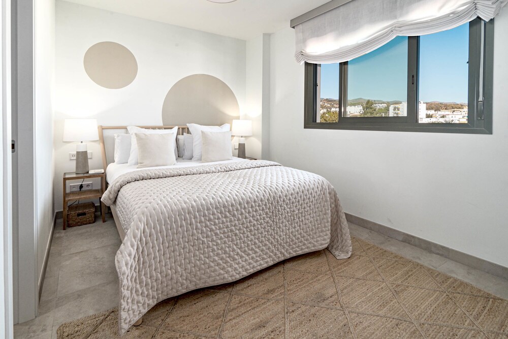 Inf2.4e - Modern 2-bed Apt With Roof top Pool