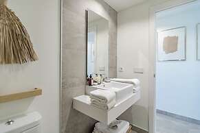 Inf2.4e - Modern 2-bed Apt With Roof top Pool